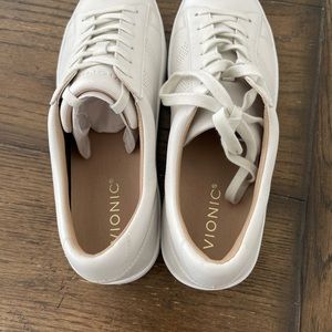 Vionic White tennis shoe